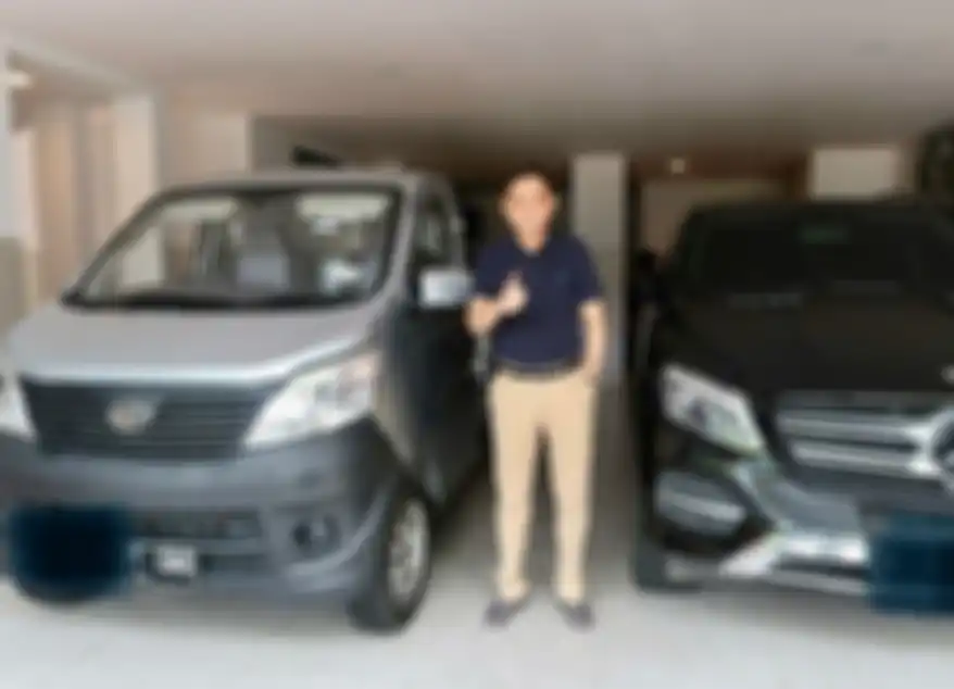 Ignasius Jonan bersanding dengan koleksi mobilnya, salah satunya Esemka Bima
