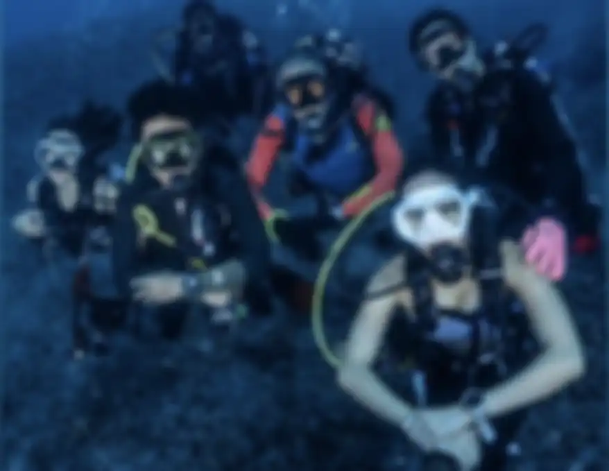 Gisel sengaja posting foto diving unik di akun media sosial miliknya. Mantan istri Gading Marten ini berhasil selfie bareng ikan cantik di Alor.
