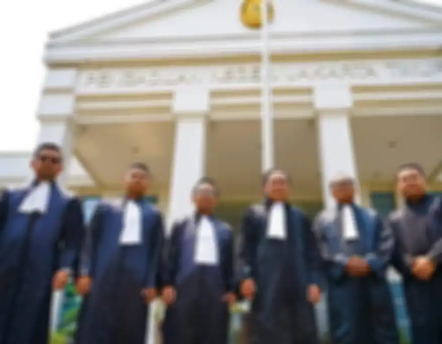 Deolipa Yumara pengacara Bharada E pernah tangani kasus penipuan istri polisi. Dia kerap cari cuan pakai cara begini. Foto terkininya dikomentari.