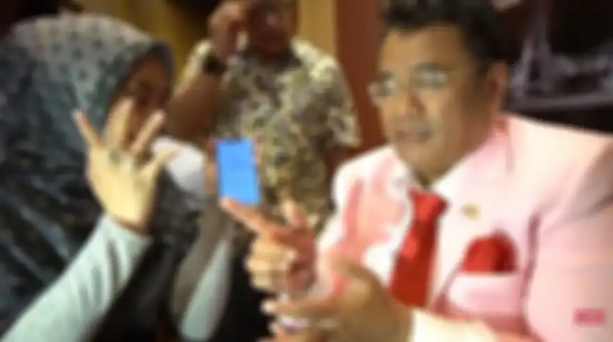 Hotman Paris beri Ria Ricis cincin berlian Rp 9 miliar