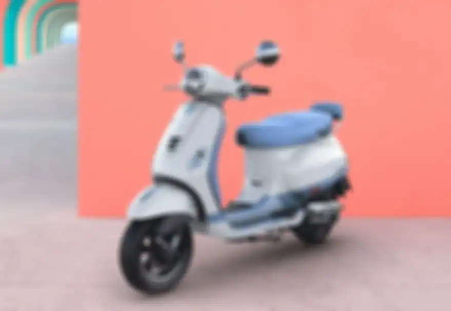 Vespa Dual Series model VXL, pilihan warnanya Pearl White + Azuro Provenza dan Pearl White + Beige