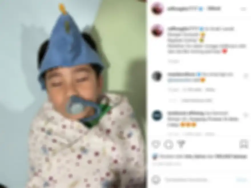 Rafathar memakai barang-barang adiknya yang belum lahir. 