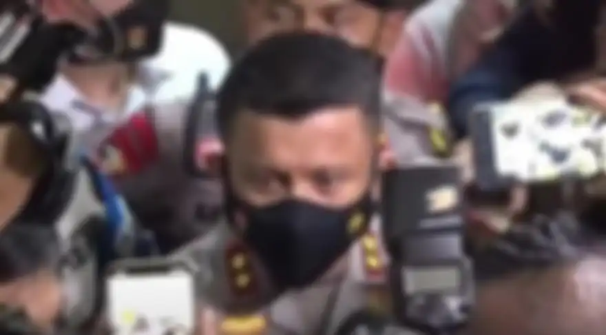 Sosok ajudan Irjen Ferdy Sambo yang duduk di sebelah Brigadir J dipertanyakan saat mereka liburan bareng. Foto pengawal Sambo bikin heboh.