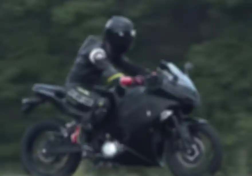 Motor listrik Kawasaki yang menyerupai Ninja 250 FI generasi pertama.