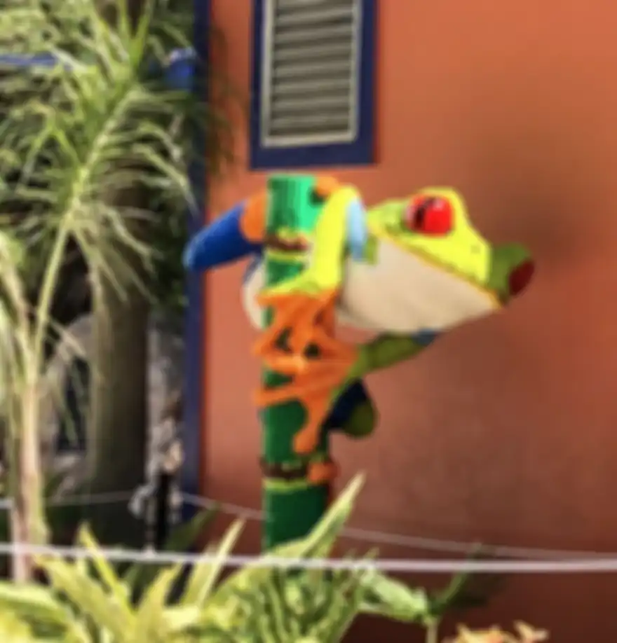 LEGO yang dibuat Sean Kenney menjadi berbentuk binatang di San Antonio Zoo.