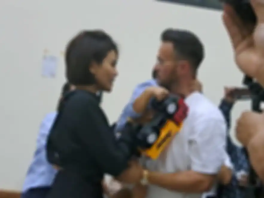 Nikita Mirzani bersama kekasih dan putranya di ruang sidang Pengadilan Negeri Serang, Banten, Senin (12/12/2022).