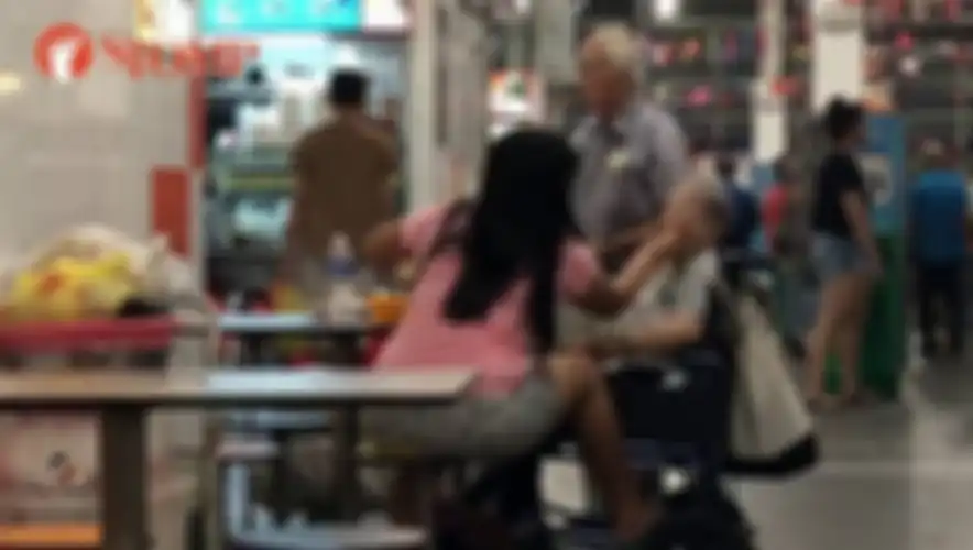 Wanita ini menunjuk pipi sang nenek dengan kasar