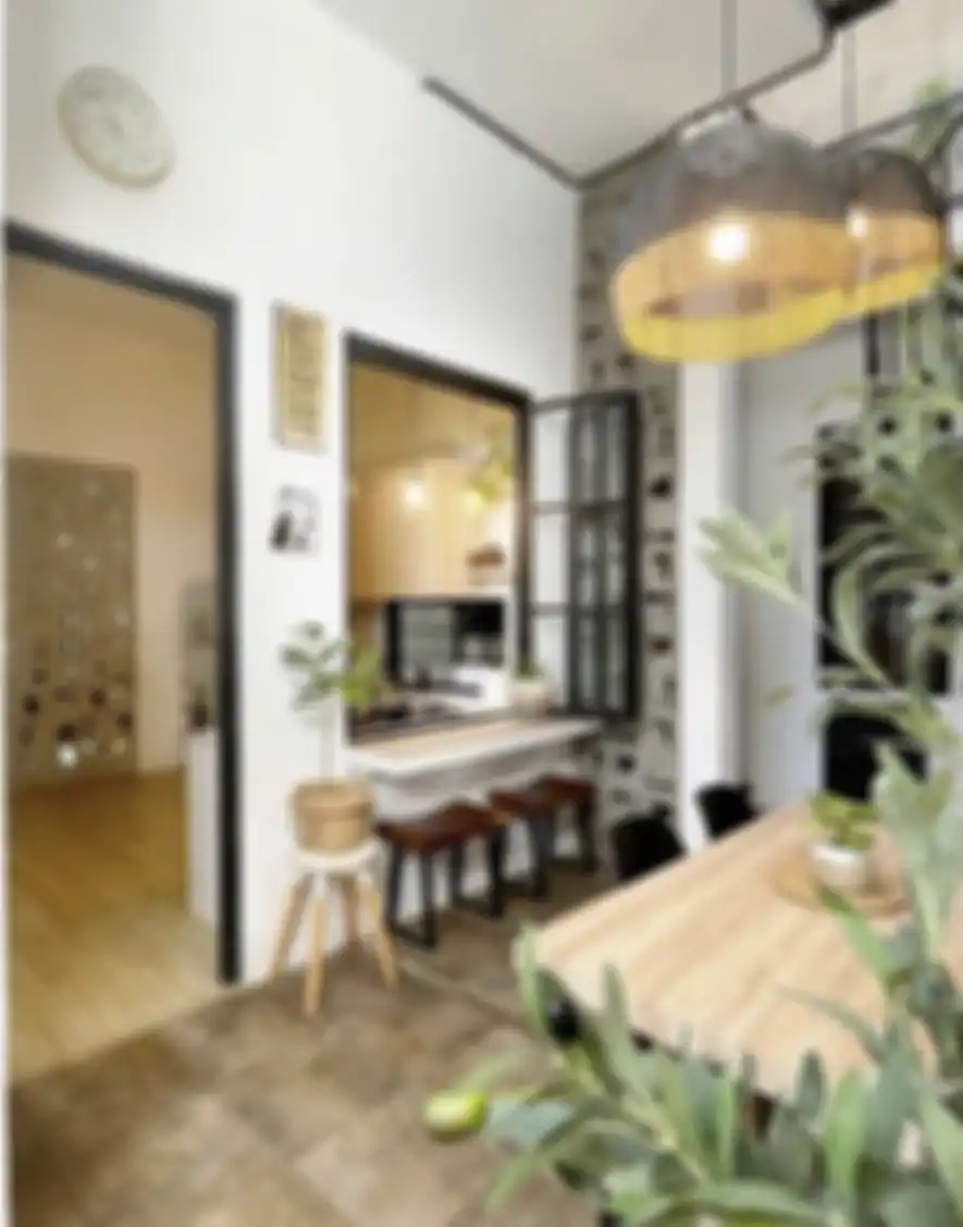 Desain dapur menyatu dengan ruang makan terbuka ini mencuri hati Ibu-ibu. Kesannya lapang nan estetik. Lihat 7 foto hasil aplikasinya.