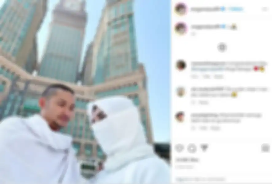 Angga Wijaya umroh bersama seorang wanita 