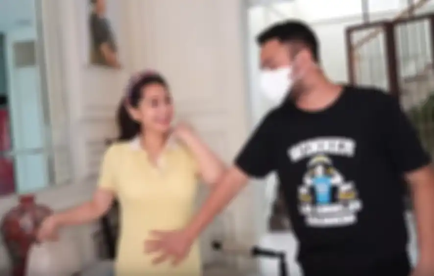 Raffi Ahmad elus perut Nagita Slavina yang kini sudah 5 bulan hamil