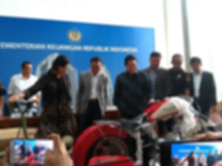 Menteri BUMN, Erick Thohir (tengah) dan Menteri Keuangan, Sri Mulyani (kedua dari kiri) bersama Dirjen Bea dan Cukai serta anggota komisi XI DPR RI menginspeksi motor Harley-Davidson Shovelhead yang menjadi barang bukti.