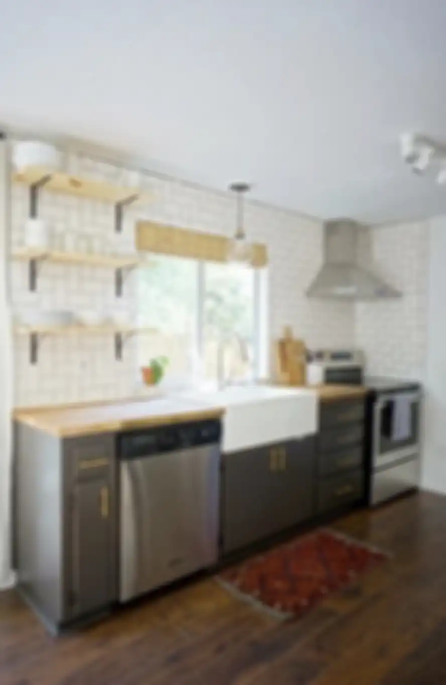 Desain dapur sempit jadi sorotan tetanga yang datangi rumah mungil. Sudah pasti nggak butuh lahan luas. Intip yuk 7 foto aplikasinya.