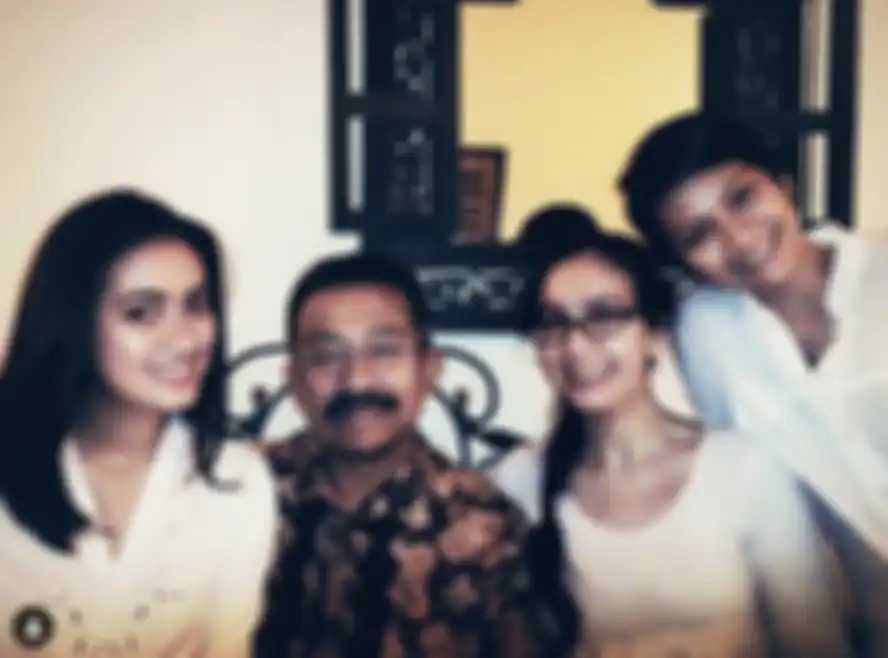 Iyut Bing Slamet (kedua dari kanan) berbagi momen bersama saudara laki-lakinya yang tak lain adalah ayah dari artis Ayudia Bing Slamet.