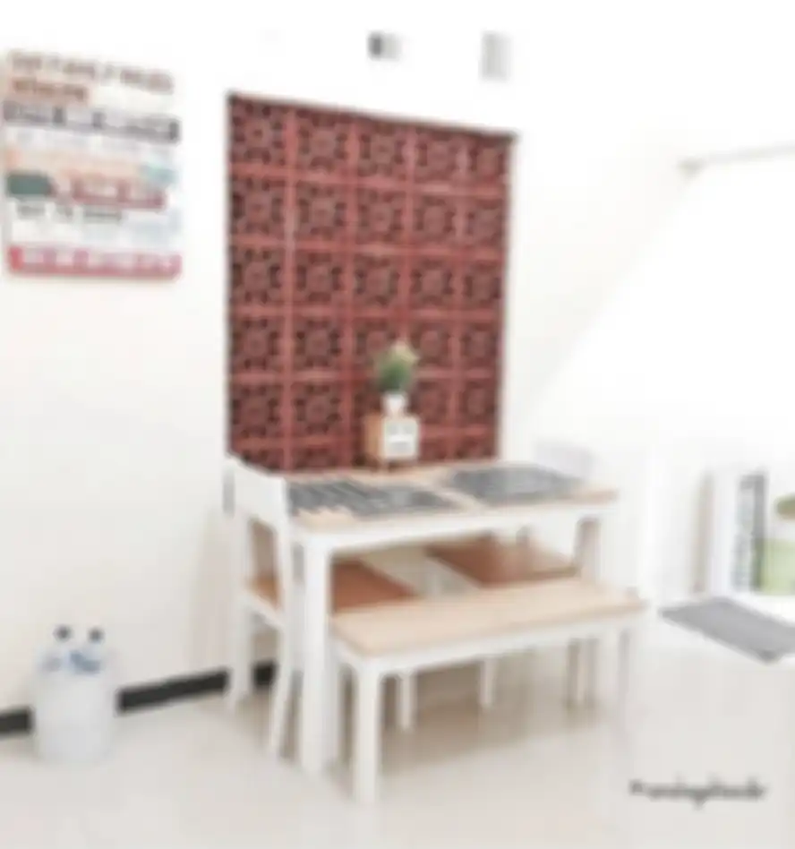 Desain meja makan mengubah aura dapur sempit menjadi hangat nan nyaman. Intip yuk 6 foto hasil aplikasinya. 