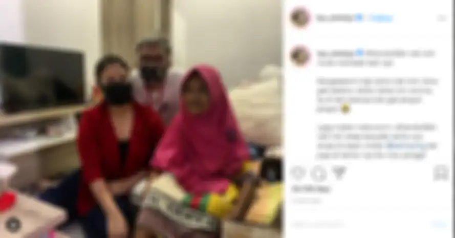 Tya Ariestya dan suami saat mengunjungi Nenek Iroh di kediaman Baim Wong.