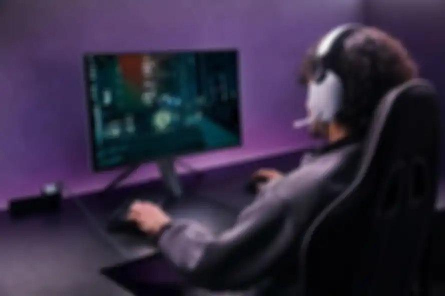 Ilustrasi menggunakan headset gaming Inzone