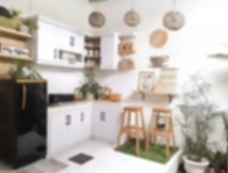 Desain dapur menyatu dengan ruang makan terbuka ini mencuri hati Ibu-ibu. Kesannya lapang nan estetik. Lihat 7 foto hasil aplikasinya.