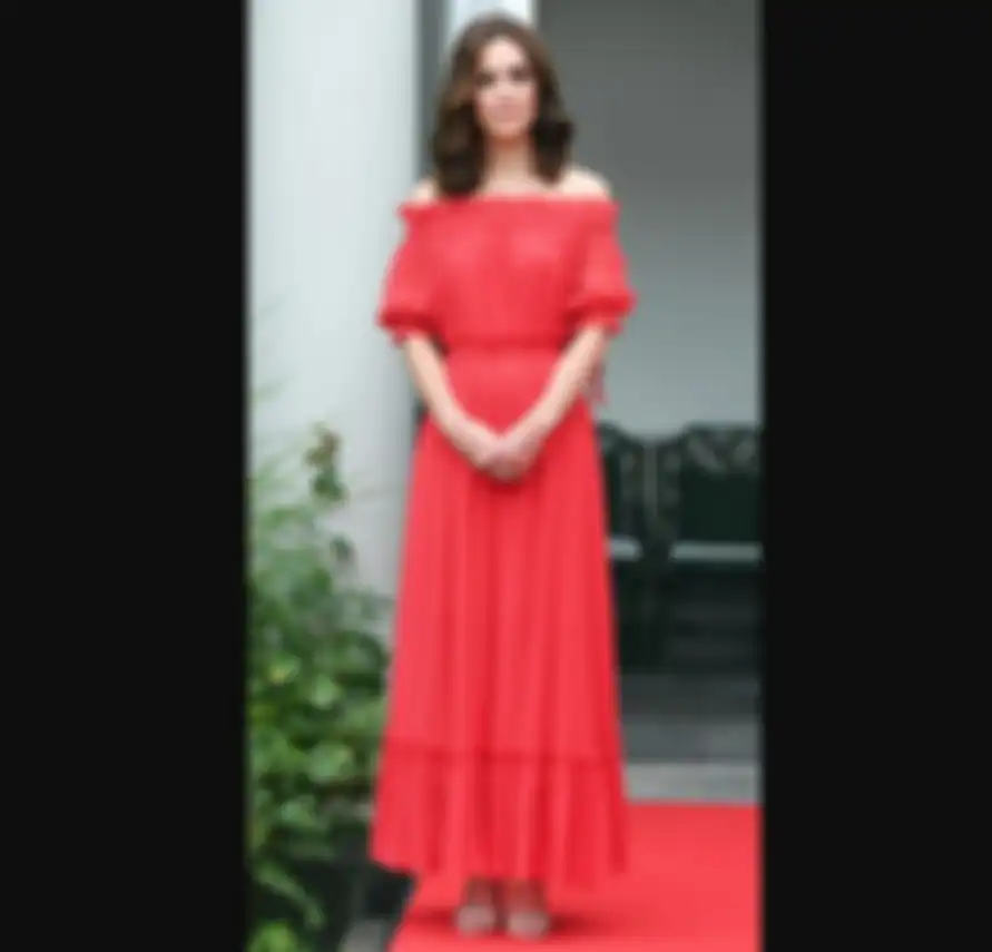 Penampilan Kate Middleton pakai off shoulder dress