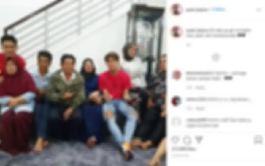 Keluarga Rizky Billar dan Lesty Kejora berfoto bersama.