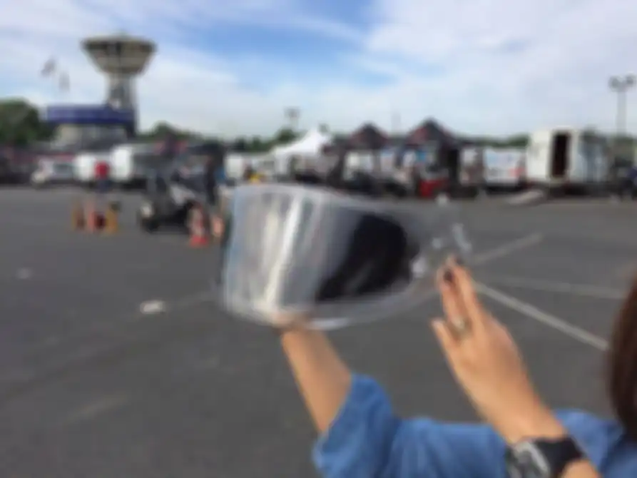 Visor ajaib yang bisa menyesuaikan tingkat terang gelap otomatis