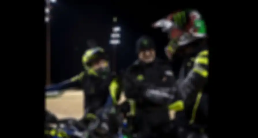 Murid Valentino Rossi Stefano Manzi (tampak belakang) diskusi dengan Valentino Rossi. Stefano Manzi musim ini memakai helm buatan Indonesia KYT