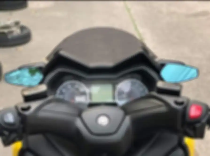 Area dasbor Yamaha XMAX terasa simpel dan modis dengan spion kuping