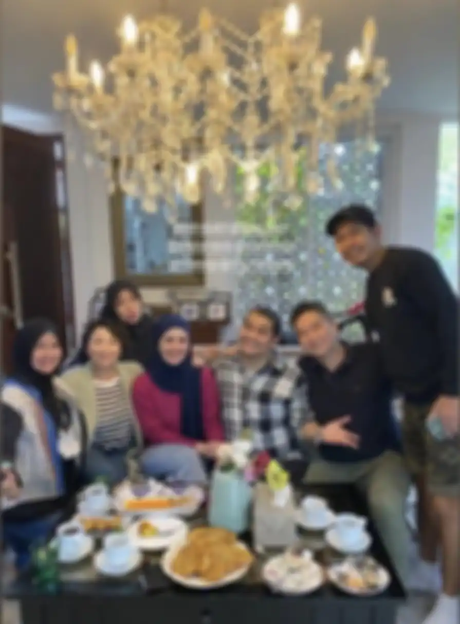 Foto pertemuan Indra Bekti setelah istrinya menggugat cerai. 