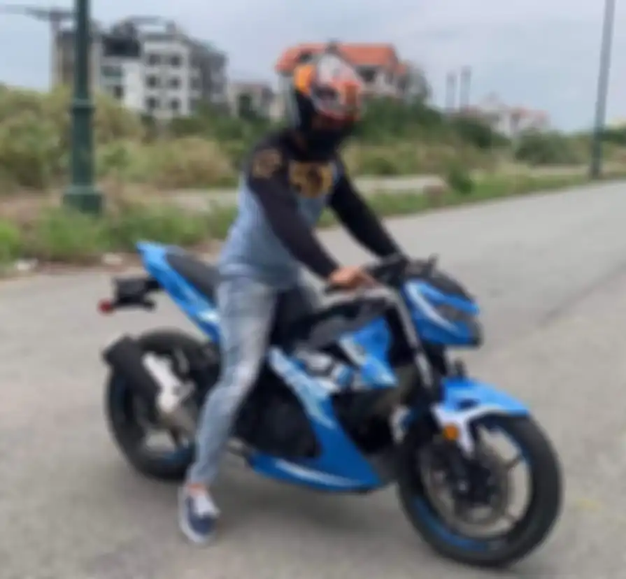 Beberapa bagian masih terlihat milik Kawasaki Ninja 400, namun untuk bodi dan tampilan mirip Suzuki Satria F 150 atau Suzuki Raider 150.