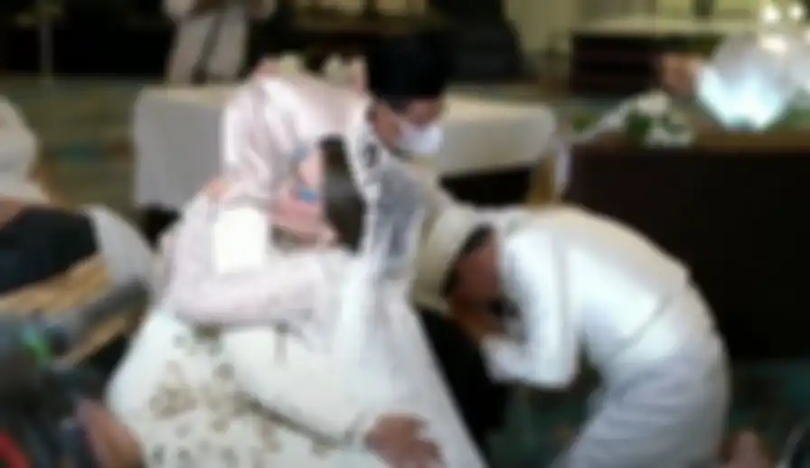 Ifan Seventeen dan Citra Monica saat sungkeman dengan orang tua dari Alm Dylan Sahara.