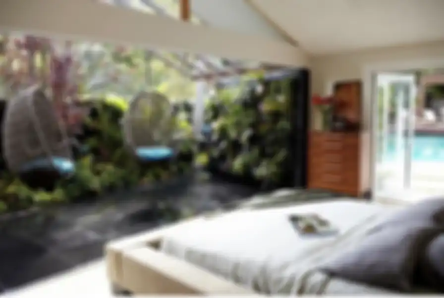 Desain kamar tidur menghadap taman ini memancarkan aura segar nan adem. Baru lihat 7 foto inspirasinya suami jadi malas kerja.