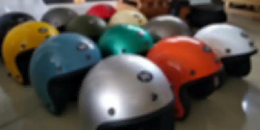 Helm anak ini tersedia dalam 13 varian warna.