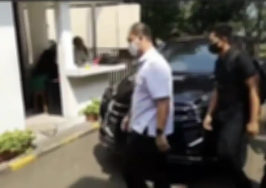 Rekaman CCTV mengungkap Brigadir J sibuk lakukan ini sebelum insiden baku tembak. Pantas pesan WA kekasihnya cuma dibaca.