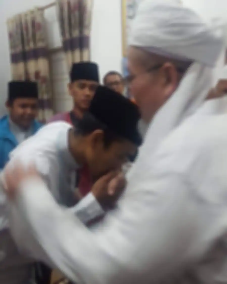 Ustaz Abdul Somad mencium tangan Ustaz Tengku Zulkarnain pada bulan April 2021. Pada 10 Mei 2021, Tengku Zulkarnain meninggal dunia karena Covid-19.