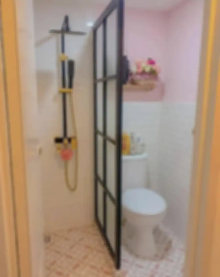Shower bikin desain kamar mandi sempit jadi makin tampak mewah nan modern. Tapi, masih banyak yang belum percaya. Ini 7 foto hasilnya.