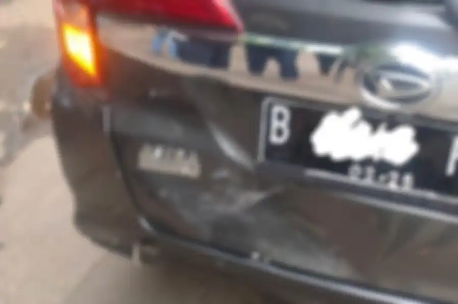 Bagian mobil yang rusak akibat ditabrak Yamaha NMAX