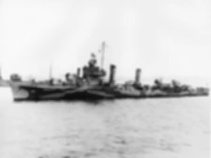 USS Emmons yang sengaja ditenggelamkan agar tidak ditangkap Jepang.