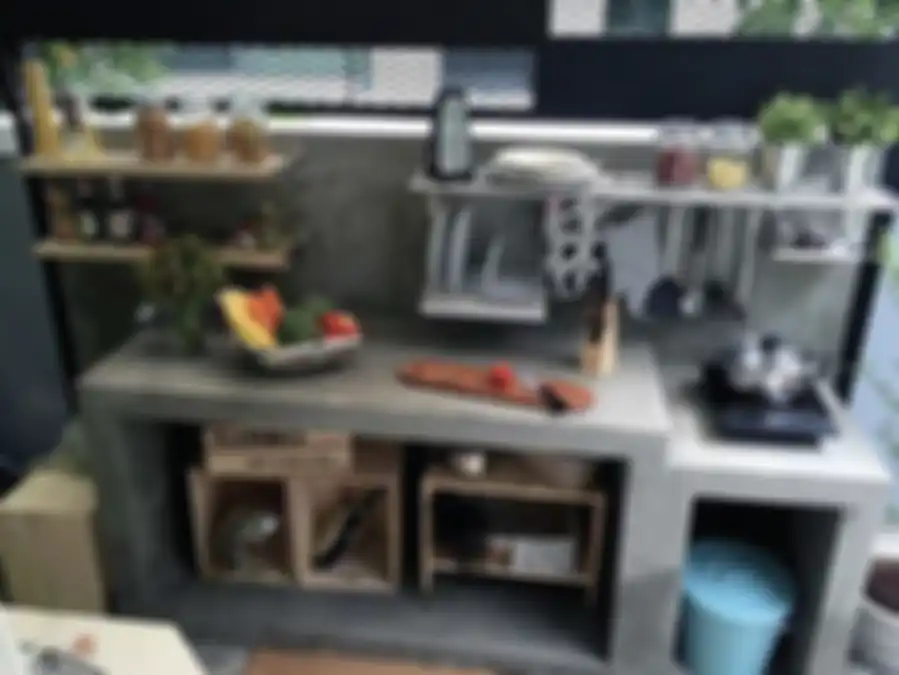 Desain meja dapur cor ini mampu memberi suasana aesthetic di area memasak. Dapur pun jadi makin berkelas. Tengok 9 foto hasilnya. 