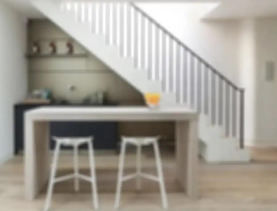 Desain dapur dibawah tangga mesti ikuti aturan feng shui ini biar bawa hoki plus banjir rezeki. Intip foto hasilnya yuk. 