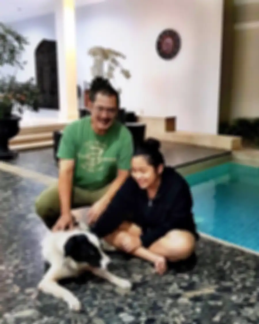 Bambang Trihatmodjo dan sang putri asyik bercengkrama di tepi kolam renang