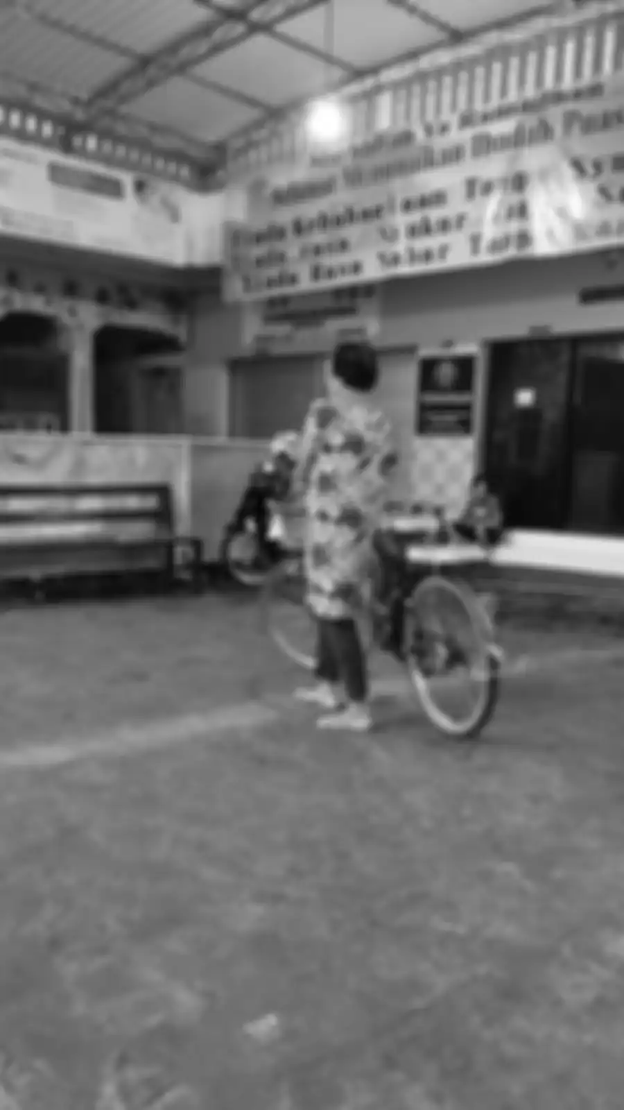Ibu satu ini kurang beruntung. Saat dia datang, bubur samin yang untuk dibagikan sudah habis (Habib Asyhad/Intisari)