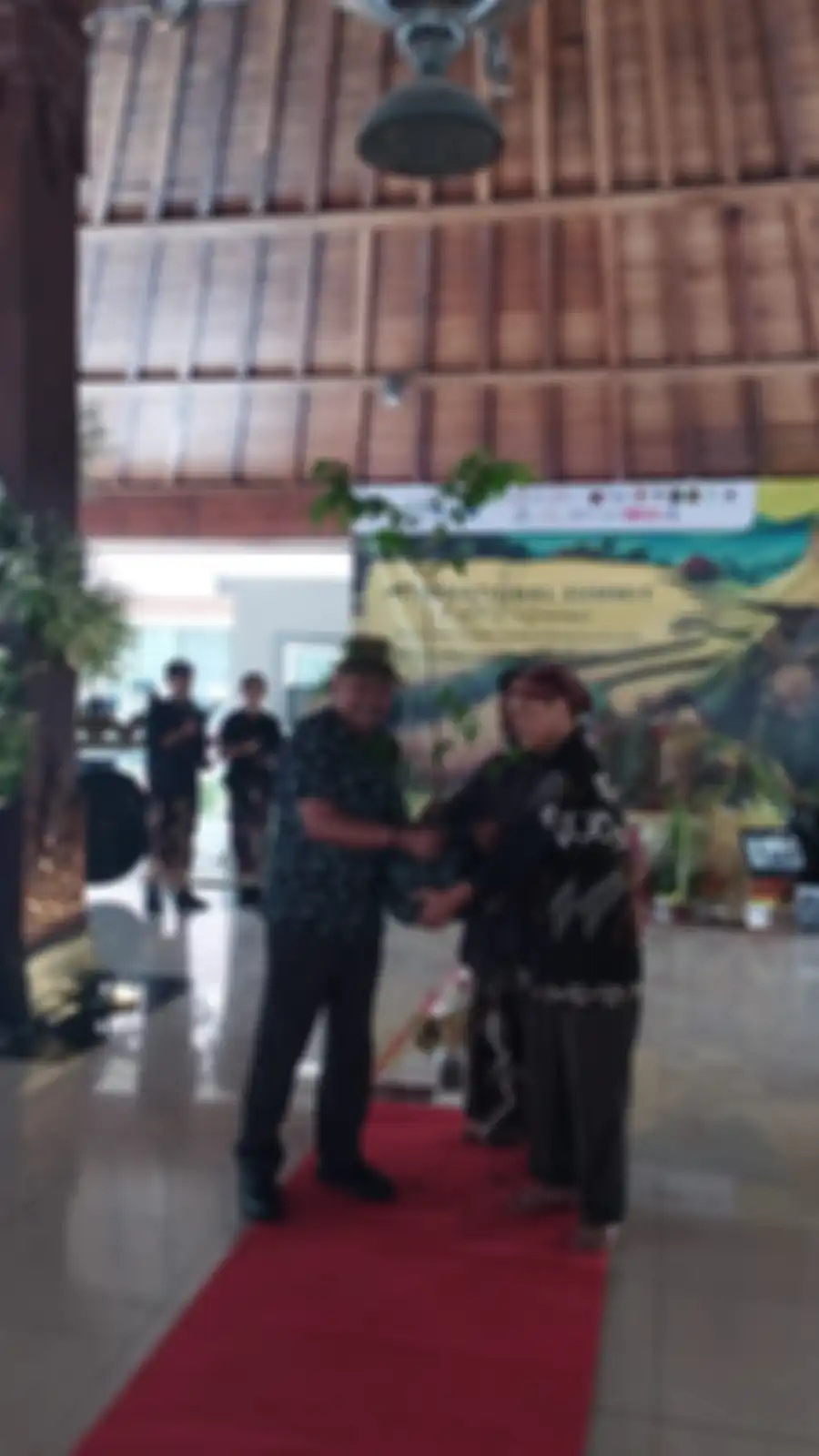Prof Sahid menyerahkan pohon kalpataru kepada penampil dalam 1st International Summit & Art Performances Memedi Sawah 2024.