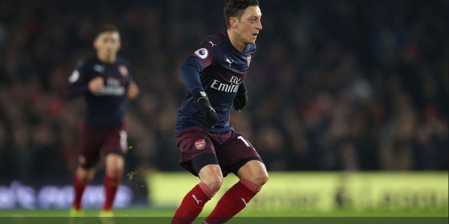 Sering Hangatkan Bench Arsenal,  Unai Emery Tegaskan Peran Mesut Oezil