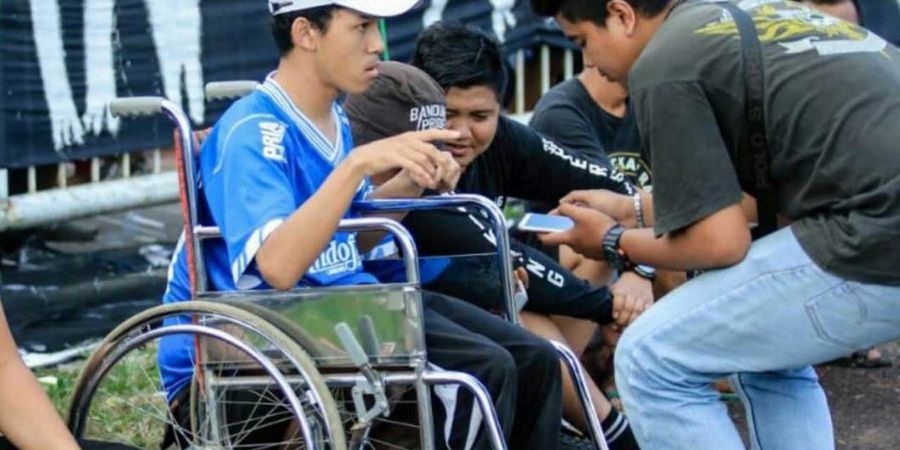 Keterbatasan Tak Halangi Bobotoh Ini Nyatakan Cinta kepada Persib