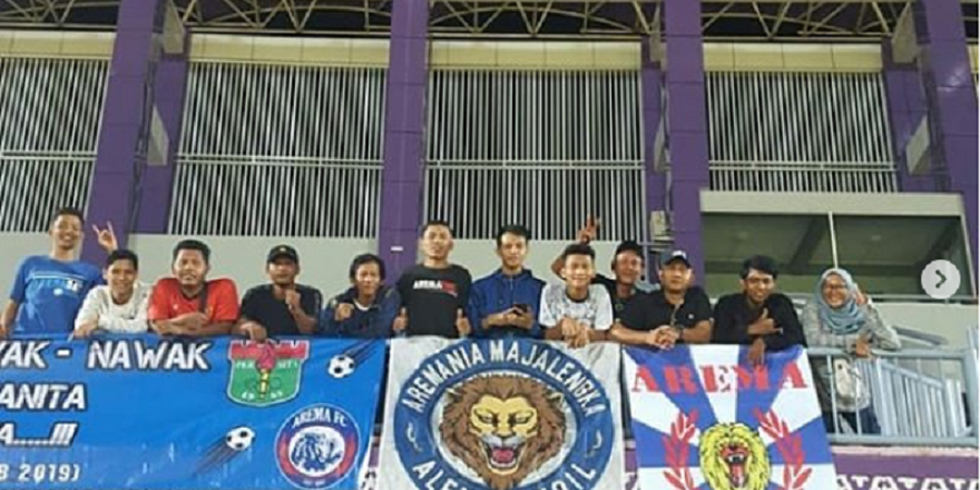 Aremania Majalengka Sambut Kedatangan Timnya di Markas Persita