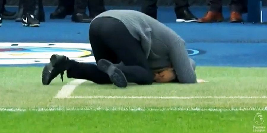 Man City Vs Chelsea - Saat Pep Guardiola Bersujud di Pinggir Lapangan