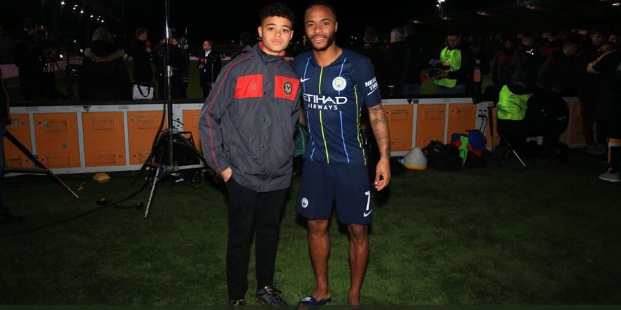 Dapat Seruan Rasialis, Fan Ini Dihadiahi Jersey oleh Raheem Sterling