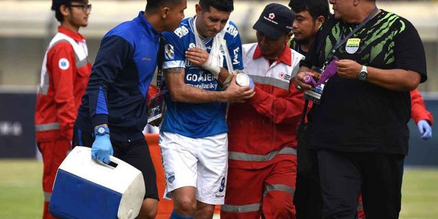 Dibekap Cedera, Gelandang Persib Bandung Tetap Datang Latihan