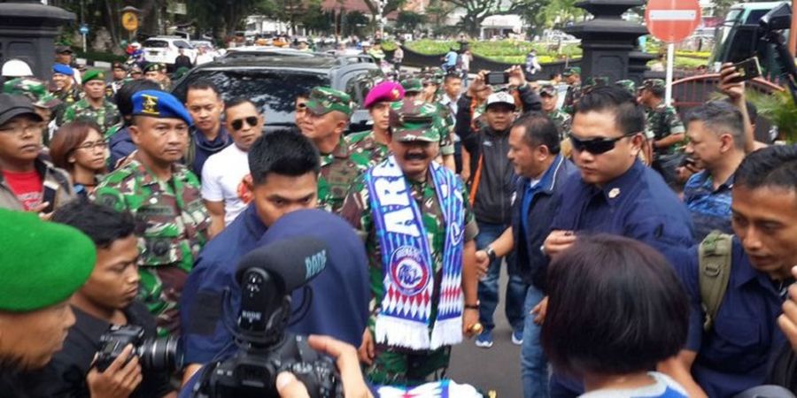 Aremania Sambut Kedatangan Panglima TNI di Malang, Ini Sebabnya