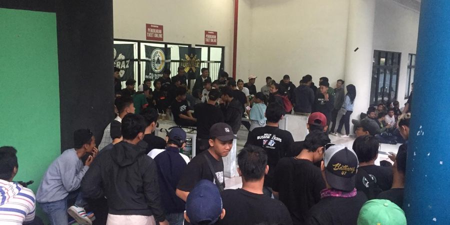 PSS Sleman Vs Madura United -  Lakukan Boikot, BCS Bernyanyi di Luar Stadion