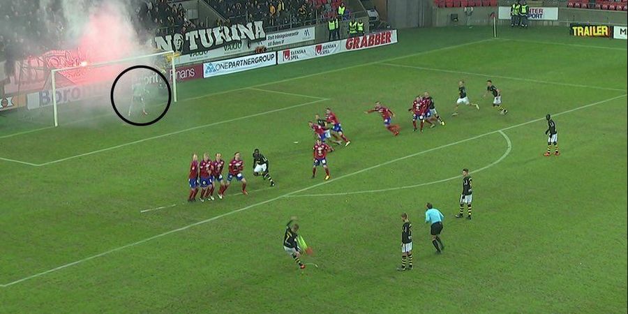 Eks Gelandang Arsenal Terbantu Asap Flare Saat Cetak Gol Free Kick